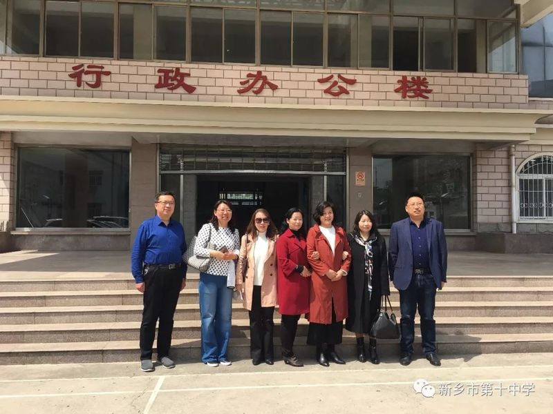 新鄉(xiāng)十中知名校友、旅美作家胡曼荻回母校交流訪問