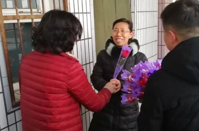 特別的愛 給特別的你 | 新鄉(xiāng)十中領導班子為女教工送祝福