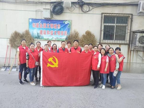 新鄉(xiāng)十中組織黨員義工進(jìn)社區(qū)開展志愿活動