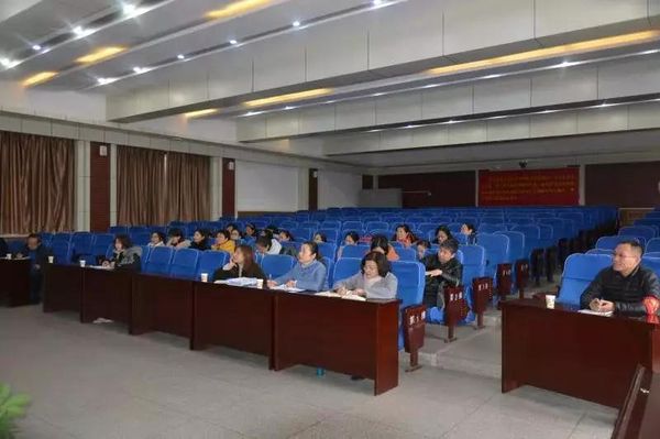 十中沃土育人才，青年才俊展風(fēng)采