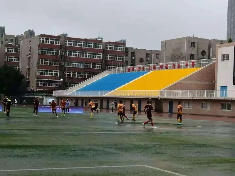綠茵爭(zhēng)雄盡顯青春本色，雨中鏖戰(zhàn)更添熱血豪情