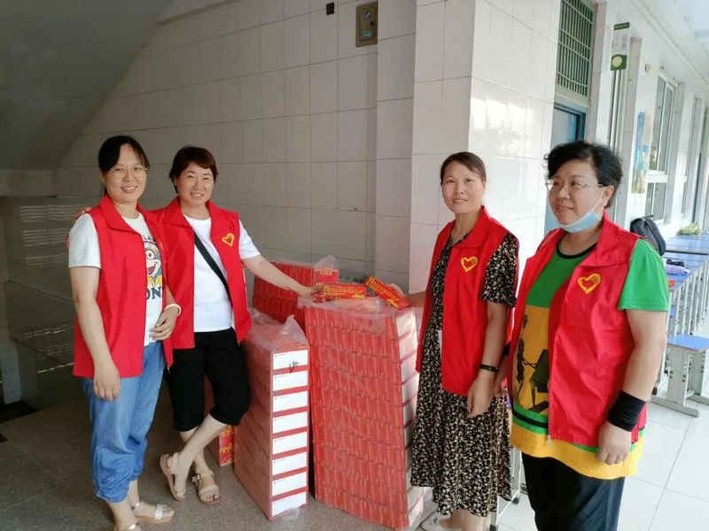 萬(wàn)人一心泰山可撼，十中愛心氣沖斗牛