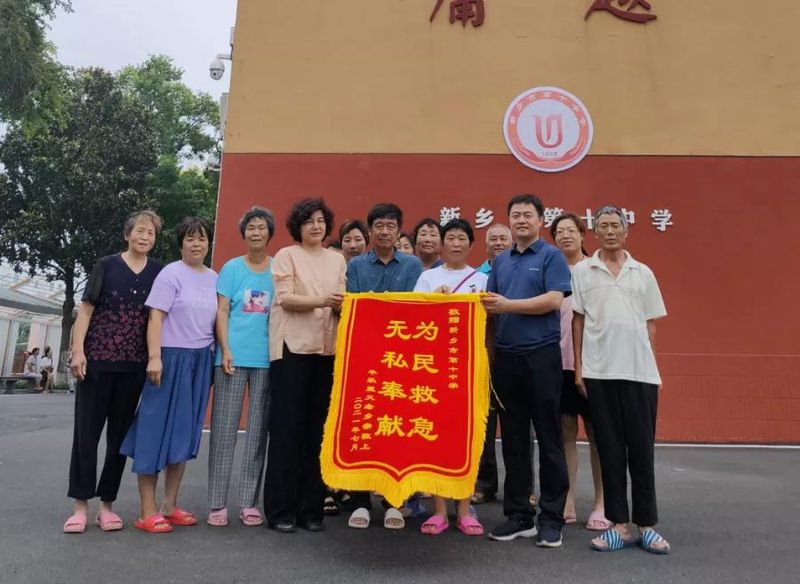 錦旗表達(dá)心聲，知識(shí)點(diǎn)亮心燈