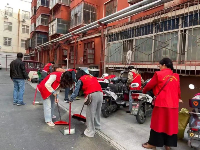 弘揚志愿精神 共建和諧社區(qū)|新鄉(xiāng)十中志愿者開展無主庭院城市清潔日活動