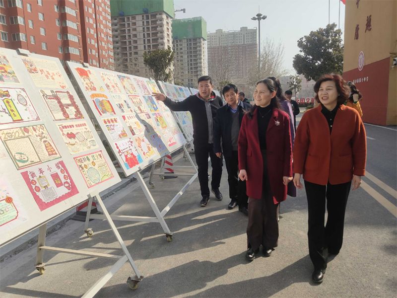 水墨丹青展風(fēng)采 巾幗建功新時代|新鄉(xiāng)市婦聯(lián)主席一行來十中慰問