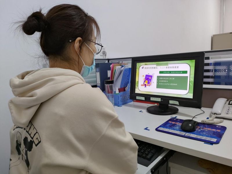 家校共育 立德樹人——新鄉(xiāng)市第十中學組織家長收看家庭教育講座