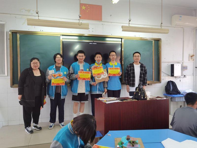 《動手實踐，悅享生活》科學(xué)式綜合活動實踐課——等高線地形圖模型制作
