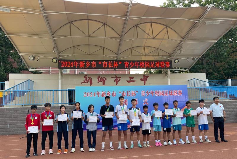 綻放在綠茵場上的夢想 十中續(xù)寫足球篇章——熱烈祝賀我校男足、女足球隊在“市長杯”初中組足球聯(lián)賽中各取得優(yōu)異的成績