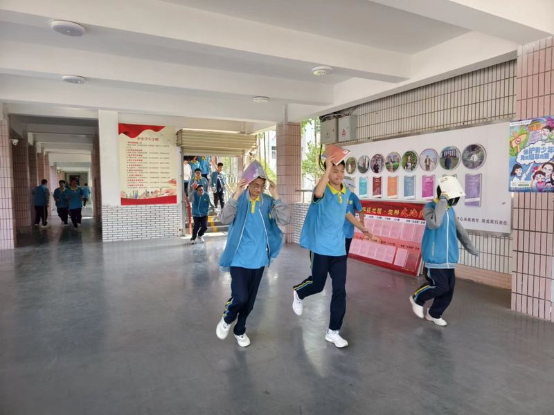 新鄉(xiāng)市第十中學開展安全生產(chǎn)月防震減災演練