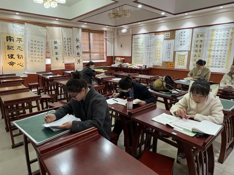 青春課堂綻芳華 素筆銀鉤寫春秋——新鄉(xiāng)市第十中學(xué)青年教師微型課暨粉筆字比賽圓滿落幕